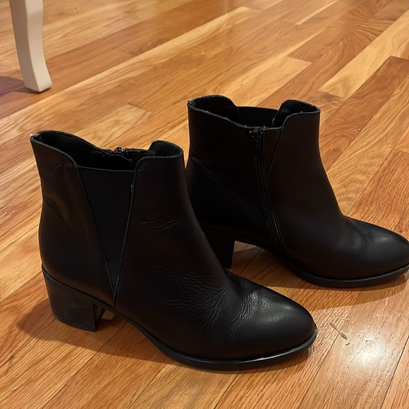 Women’s black leather booties size 7 - Picture 2 of 10
